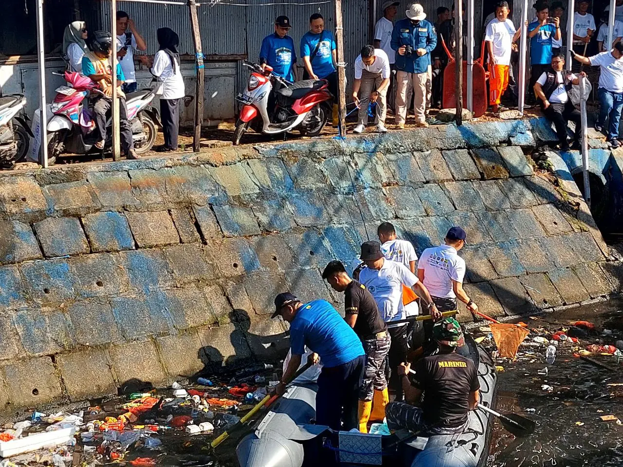 Hari Lingkungan Hidup 2025, Ribuan Warga Kolaborasi Bersihkan Kanal dan Pasar di Makassar