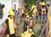 Antisipasi Musim Hujan, Wali Kota Makassar Pimpin Langsung Aksi Bersih-Bersih Drainase di Pettarani