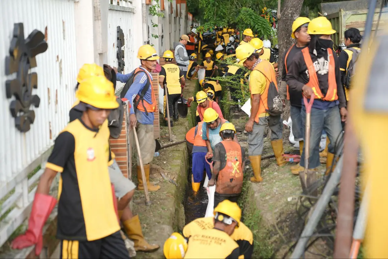 Antisipasi Musim Hujan, Wali Kota Makassar Pimpin Langsung Aksi Bersih-Bersih Drainase di Pettarani