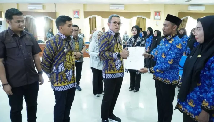 Bupati didampingi Wakil Bupati Jeneponto Serahkan SK PPPK Tahap I bagi 164 Formasi 2024