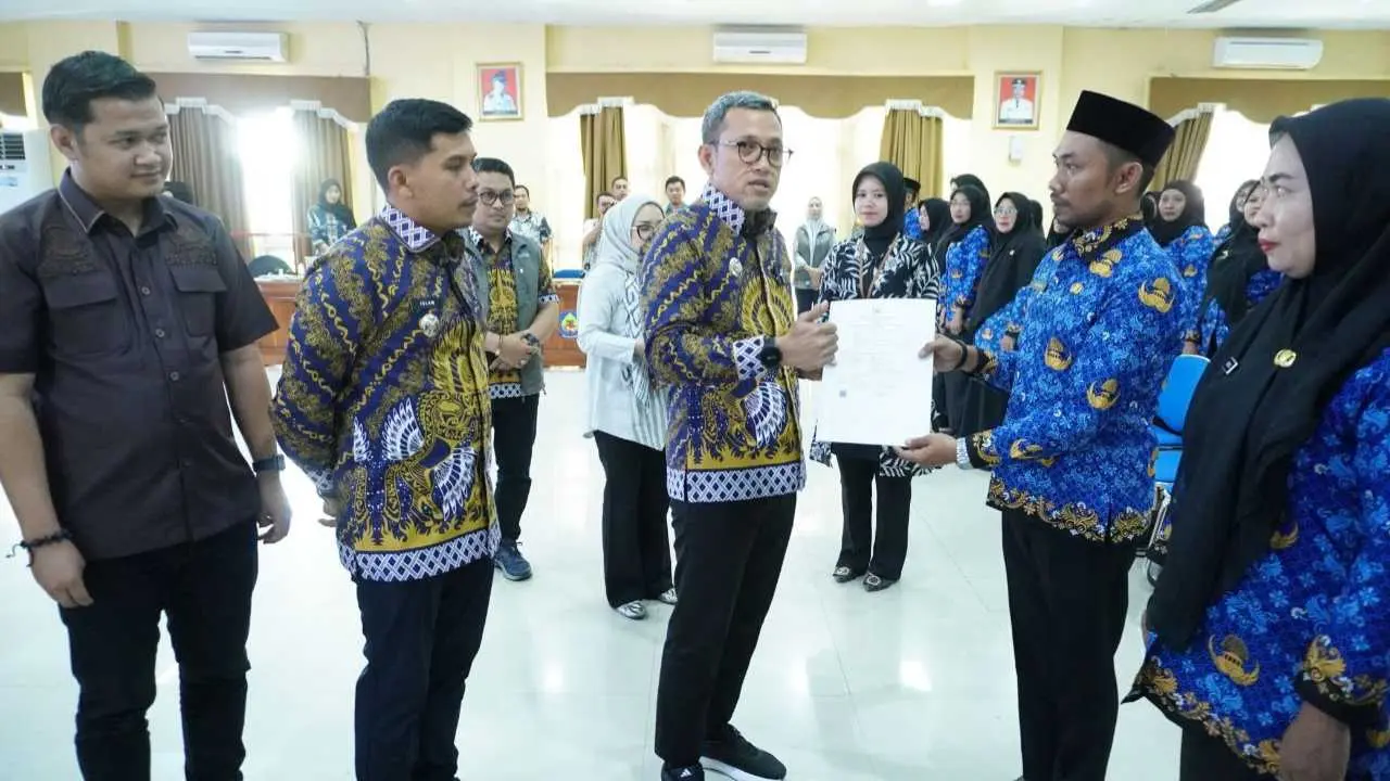 Bupati didampingi Wakil Bupati Jeneponto Serahkan SK PPPK Tahap I bagi 164 Formasi 2024