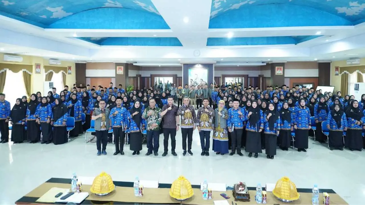 Bupati didampingi Wakil Bupati Jeneponto Serahkan SK PPPK Tahap I bagi 164 Formasi 2024