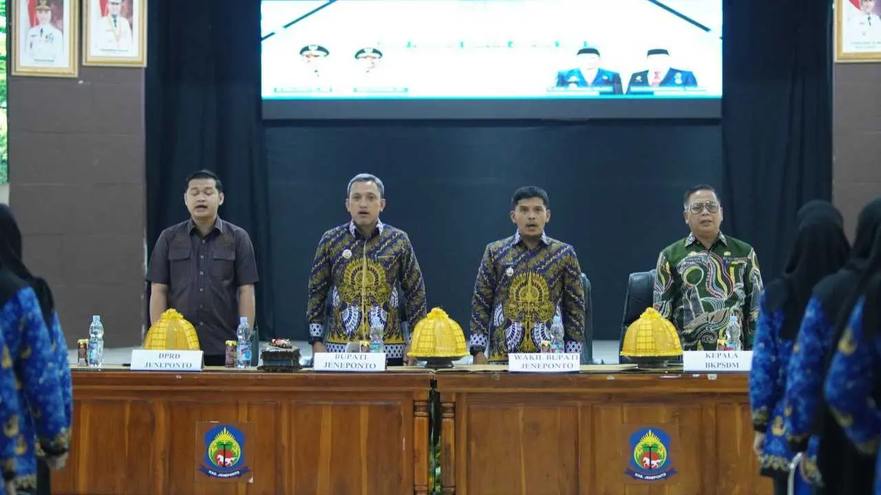 Bupati didampingi Wakil Bupati Jeneponto Serahkan SK PPPK Tahap I bagi 164 Formasi 2024