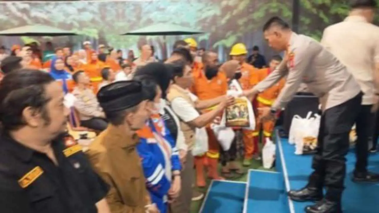 Polda Sulsel Bagikan 1.097 Paket Sembako di HUT Bhayangkara ke-79