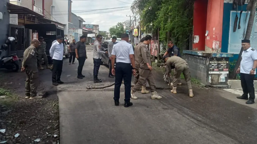Pemkot Makassar Bongkar Polisi Tidur Tak Sesuai Aturan di Jalan Poros Toddopuli 10
