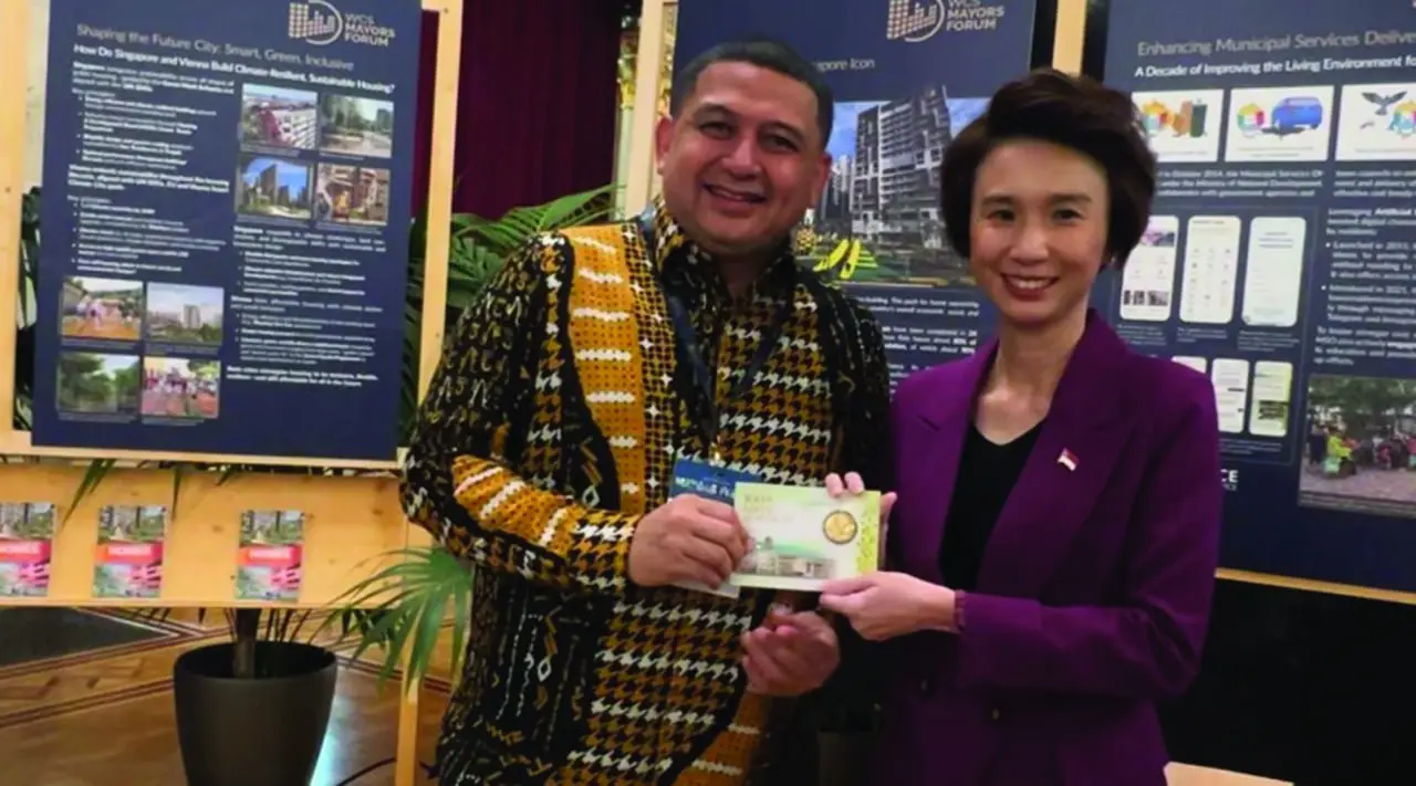 Wali Kota Makassar Terima Koin Edisi Khusus Lee Kuan Yew di Forum Dunia