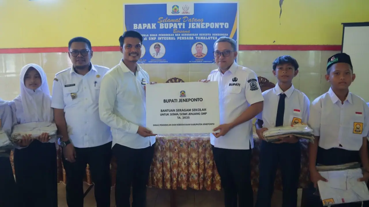 Bupati Jeneponto Serahkan Bantuan Seragam Sekolah untuk Siswa SMP di Kecamatan Tamalatea