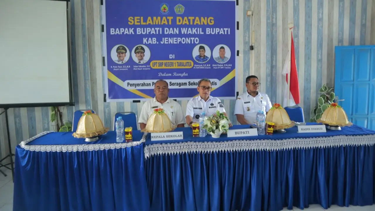 Bupati Jeneponto Serahkan Bantuan Seragam Sekolah untuk Siswa SMP di Kecamatan Tamalatea