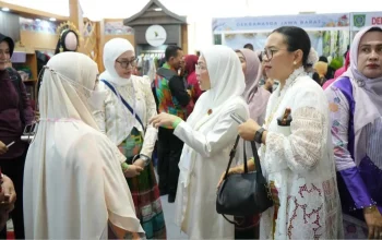 Booth Makassar Paling Ramai, Pengunjung Antusias Saksikan Demo Kerajinan Live