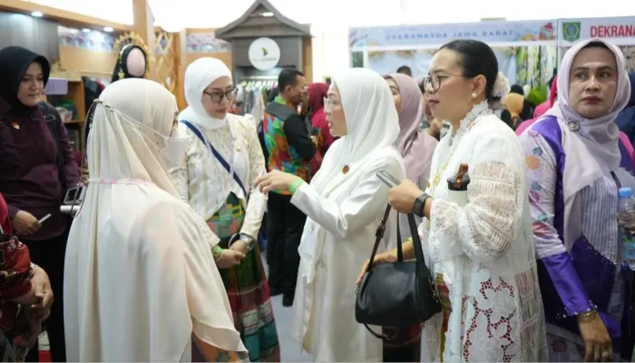 Booth Makassar Paling Ramai, Pengunjung Antusias Saksikan Demo Kerajinan Live