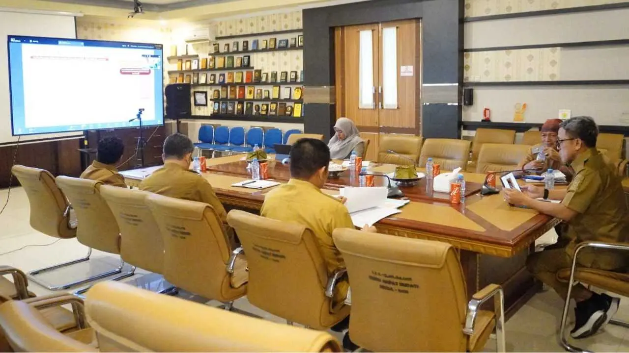 Rakor Pengendalian Inflasi dan Evaluasi Program 3 Juta Rumah, Bupati Paris Yasir Bilang Begini 2 Rakor Pengendalian Inflasi dan Evaluasi Program 3 Juta Rumah, Bupati Paris Yasir Bilang Begini