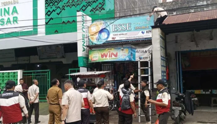 Dispenda Makassar Tertibkan Papan Reklame Ilegal di Jalan Pongtiku