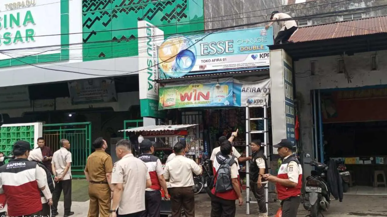 Dispenda Makassar Tertibkan Papan Reklame Ilegal di Jalan Pongtiku