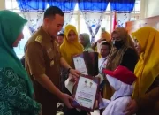 Bupati MYL Bagikan Ribuan Seragam Sekolah Gratis untuk Siswa Baru di Pangkep