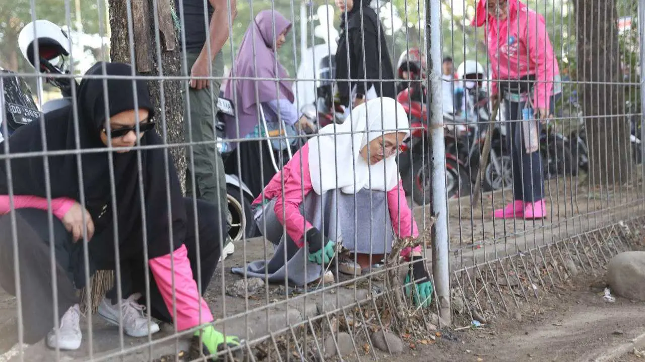 PKK Makassar Turun Langsung di Aksi Jumat Bersih di Pantai Losari 2 PKK Makassar Turun Langsung di Aksi Jumat Bersih di Pantai Losari