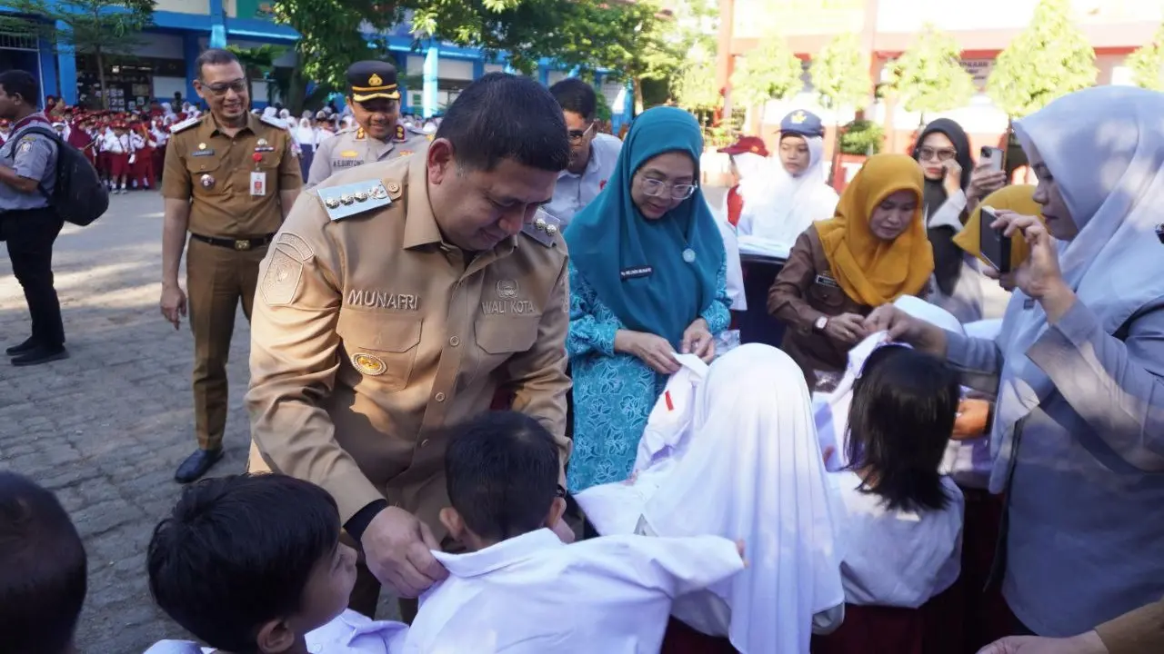 Pemkot Makassar Salurkan Seragam Gratis, Wali Kota dan TP PKK Dampingi Langsung Siswa Baru