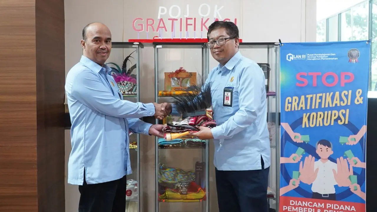 Beri Contoh Nyata, Kepala Pusjar SKMP LAN Serahkan Gratifikasi ke Tim UPG