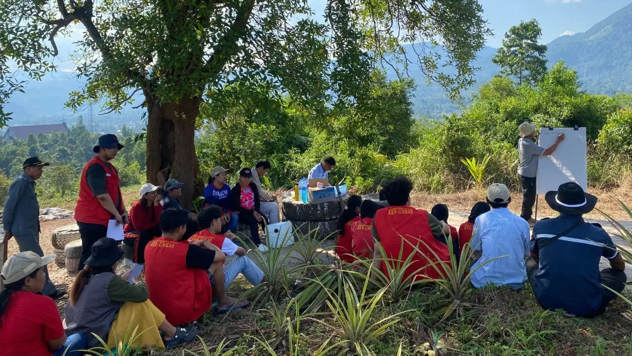 Mahasiswa KKN Unhas Sosialisasikan Alang-Alang sebagai Bioherbisida di Kebun Nanas Tabarano