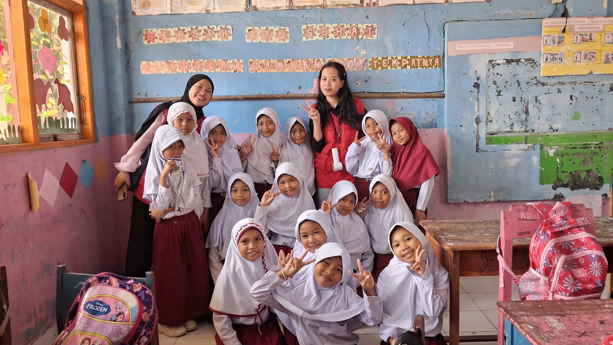 Mahasiswa KKNT Unhas Bangkitkan Minat Baca Siswa Lewat Diskusi Buku di SDN 094 Beba