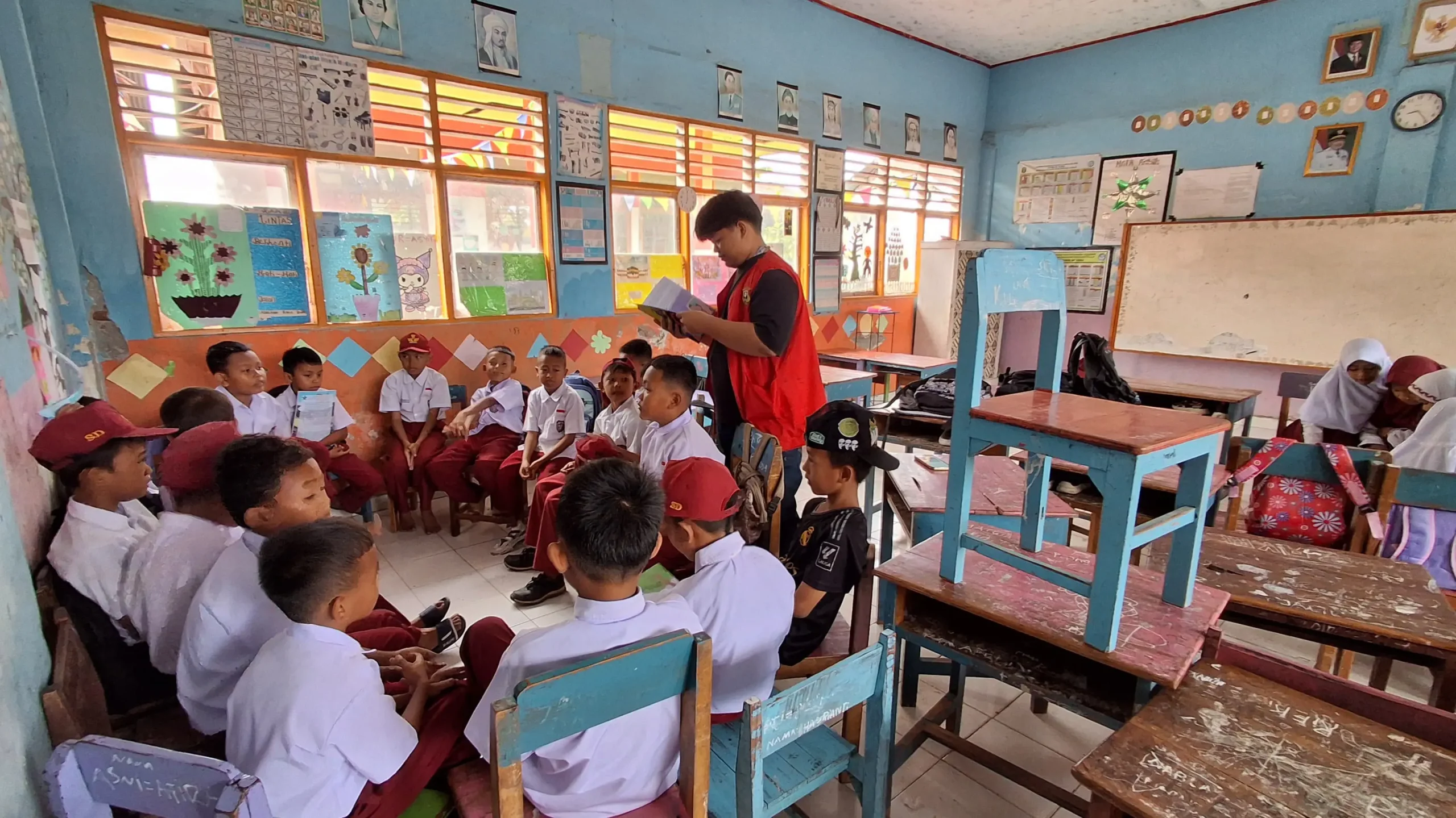 Mahasiswa KKNT Unhas Bangkitkan Minat Baca Siswa Lewat Diskusi Buku di SDN 094 Beba 2 Mahasiswa KKNT Unhas Bangkitkan Minat Baca Siswa Lewat Diskusi Buku di SDN 094 Beba