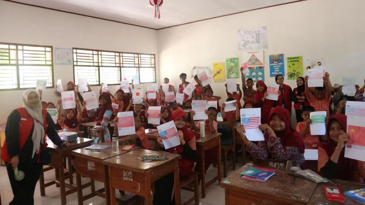 Siswa SD di Desa Sudirman Diperkenalkan Dunia Internasional Lewat Sosialisasi Pengenalan Negara