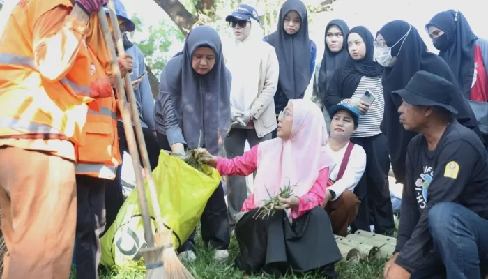 TP PKK Kota Makassar Tanam Kompos Biopori di Taman Gajah Losari