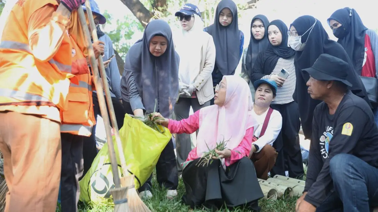 TP PKK Kota Makassar Tanam Kompos Biopori di Taman Gajah Losari