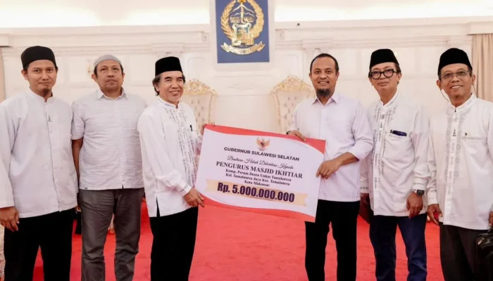 Gubernur Sulsel Serahkan Hibah Rp5 Miliar untuk Masjid Ikhtiar Perdos Unhas