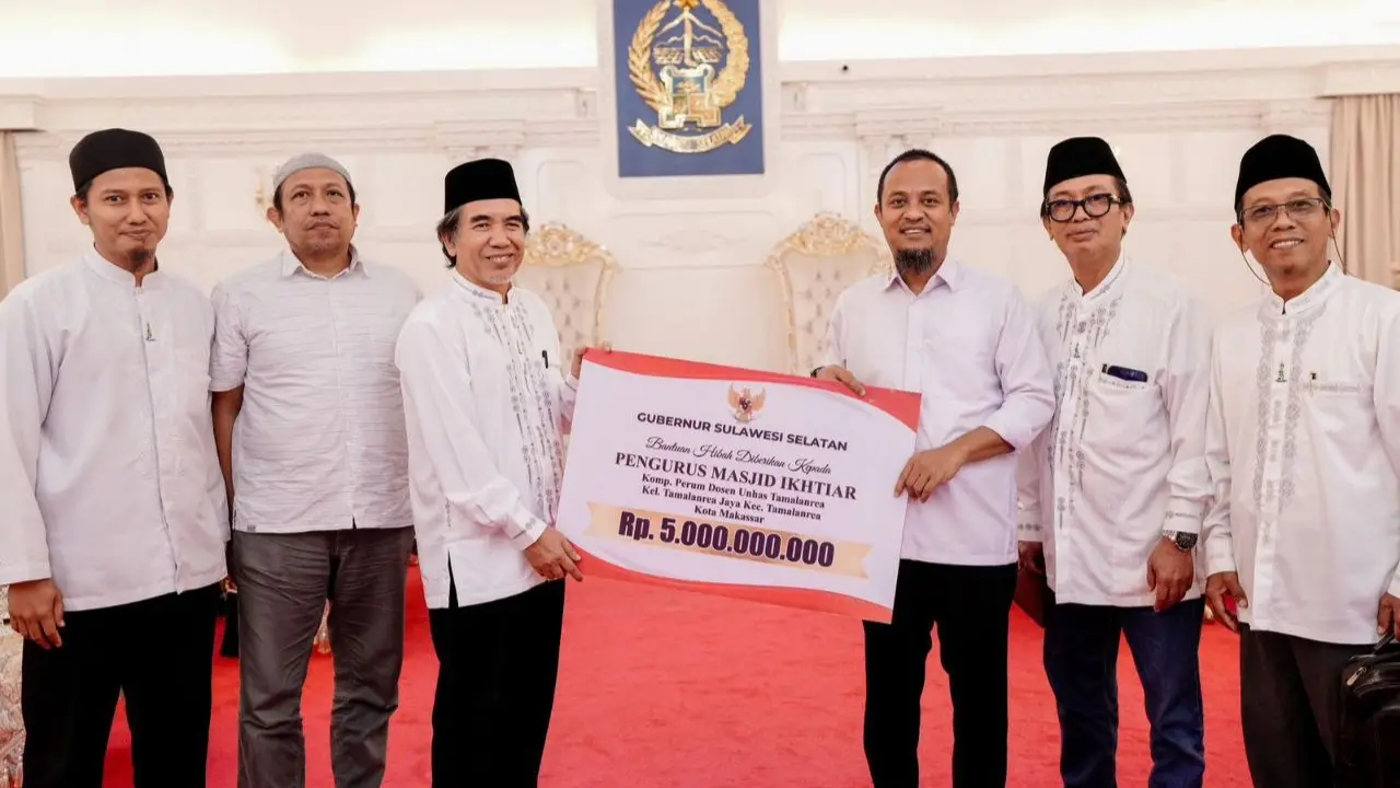 Gubernur Sulsel Serahkan Hibah Rp5 Miliar untuk Masjid Ikhtiar Perdos Unhas