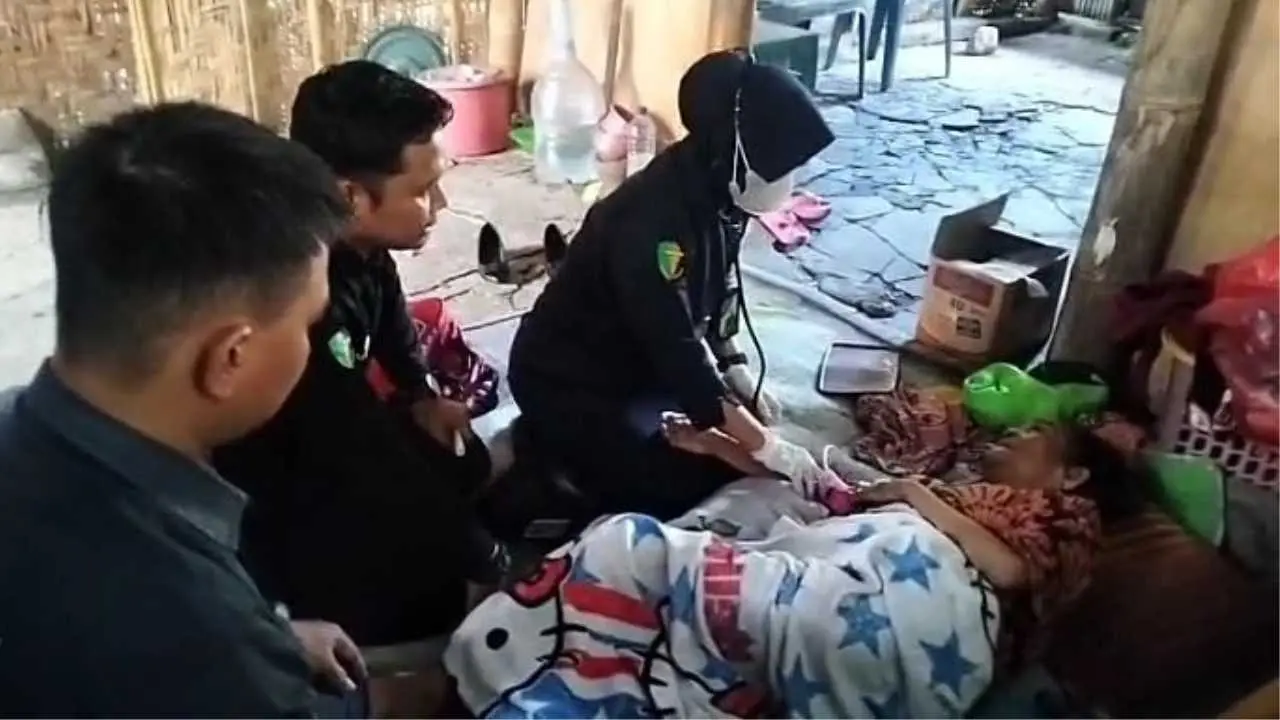 Sambut Hari Bhayangkara ke-79, Polres Jeneponto Gelar Bakti Kesehatan untuk Pasangan Suami Istri Lanjut Usia di Tamalatea