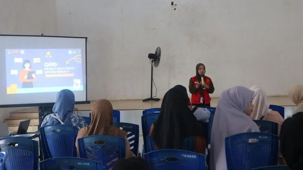 Mahasiswa KKN Unhas Dorong UMKM Desa Sudirman Go Digital Lewat QRIS