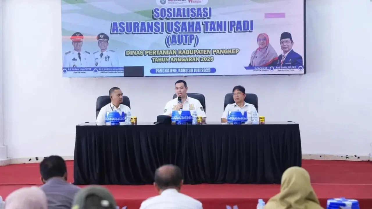 Bupati MYL Serahkan Bantuan Geomembran dan Dorong Asuransi Pertanian untuk Lindungi Petani Pangkep