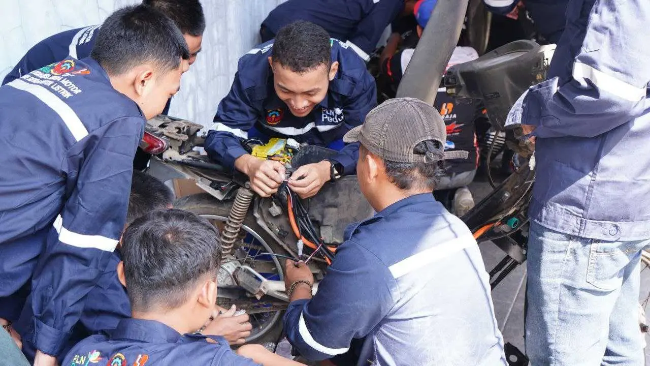 Dukung Transisi Energi, PLN Gelar Pelatihan Konversi Motor di Makassar 2 Dukung Transisi Energi, PLN Gelar Pelatihan Konversi Motor di Makassar