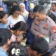 Di Bawah Flyover Makassar, Binmas Polda Sulsel Berbagi Makan Gratis untuk Ojol dan Warga