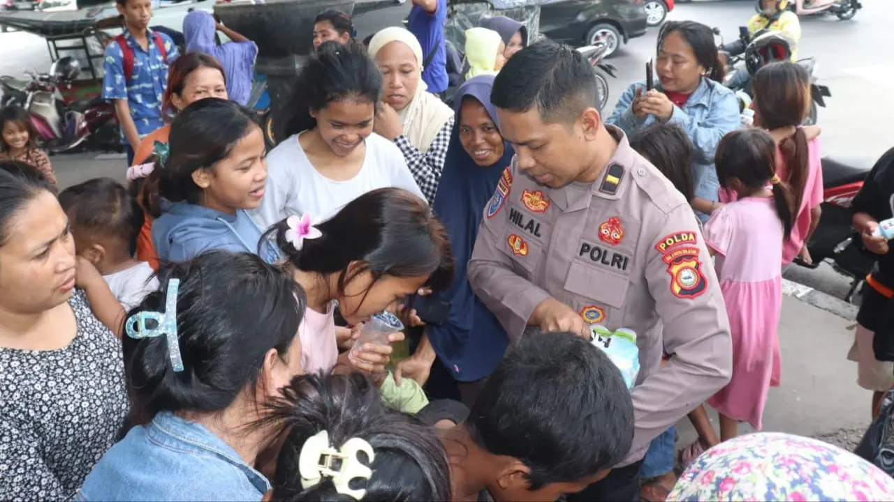 Di Bawah Flyover Makassar, Binmas Polda Sulsel Berbagi Makan Gratis untuk Ojol dan Warga