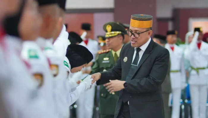 Jelang Pengibaran Bendera Merah Putih, Bupati Paris Yasir Kukuhkan 75 Paskibraka Jeneponto 2025
