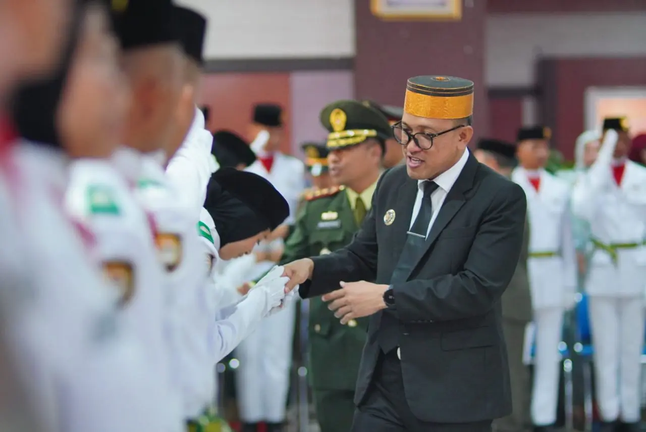 Jelang Pengibaran Bendera Merah Putih, Bupati Paris Yasir Kukuhkan 75 Paskibraka Kabupaten Jeneponto Tahun 2025
