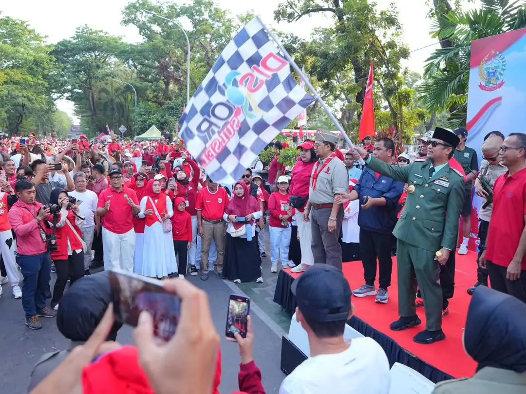 Puluhan Ribu Warga Meriahkan Jalan Sehat & Karnaval Kemerdekaan Bareng Gubernur Sulsel
