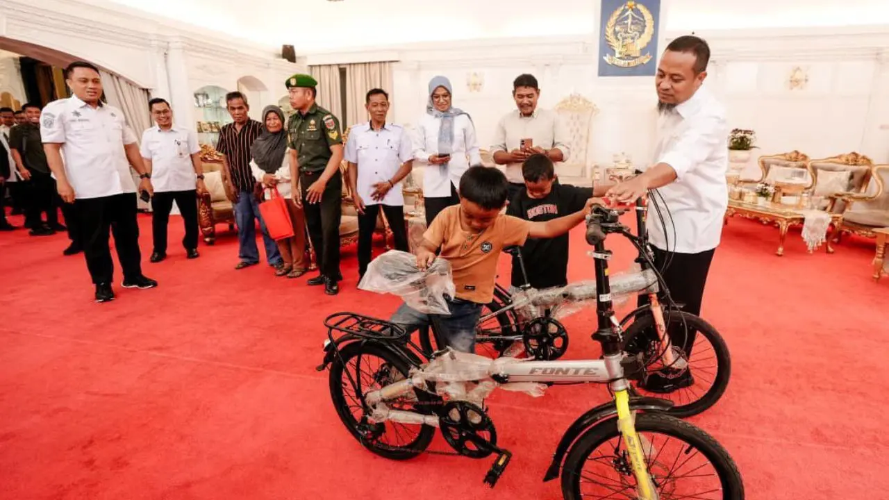 Dua Bocah Pemungut Sisa Kue HUT RI di Gowa, Dapat Hadiah dari Gubernur Sulsel