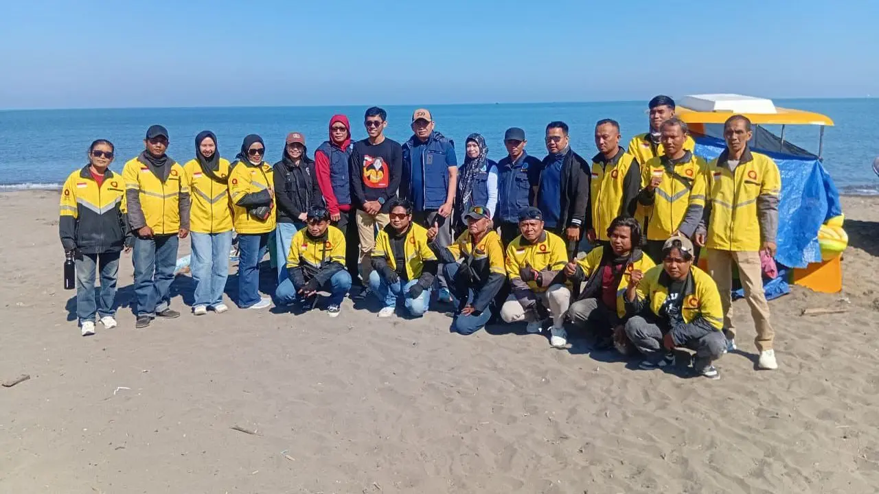 Maxim Rayakan HUT ke-80 RI dengan Aksi Bersih-Bersih Pantai di Makassar