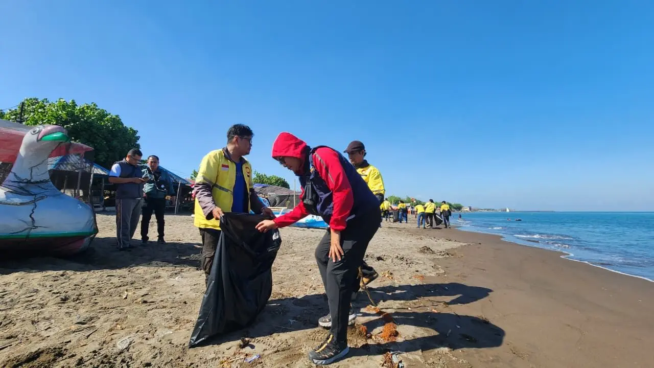 Maxim Rayakan HUT ke-80 RI dengan Aksi Bersih-Bersih Pantai di Makassar