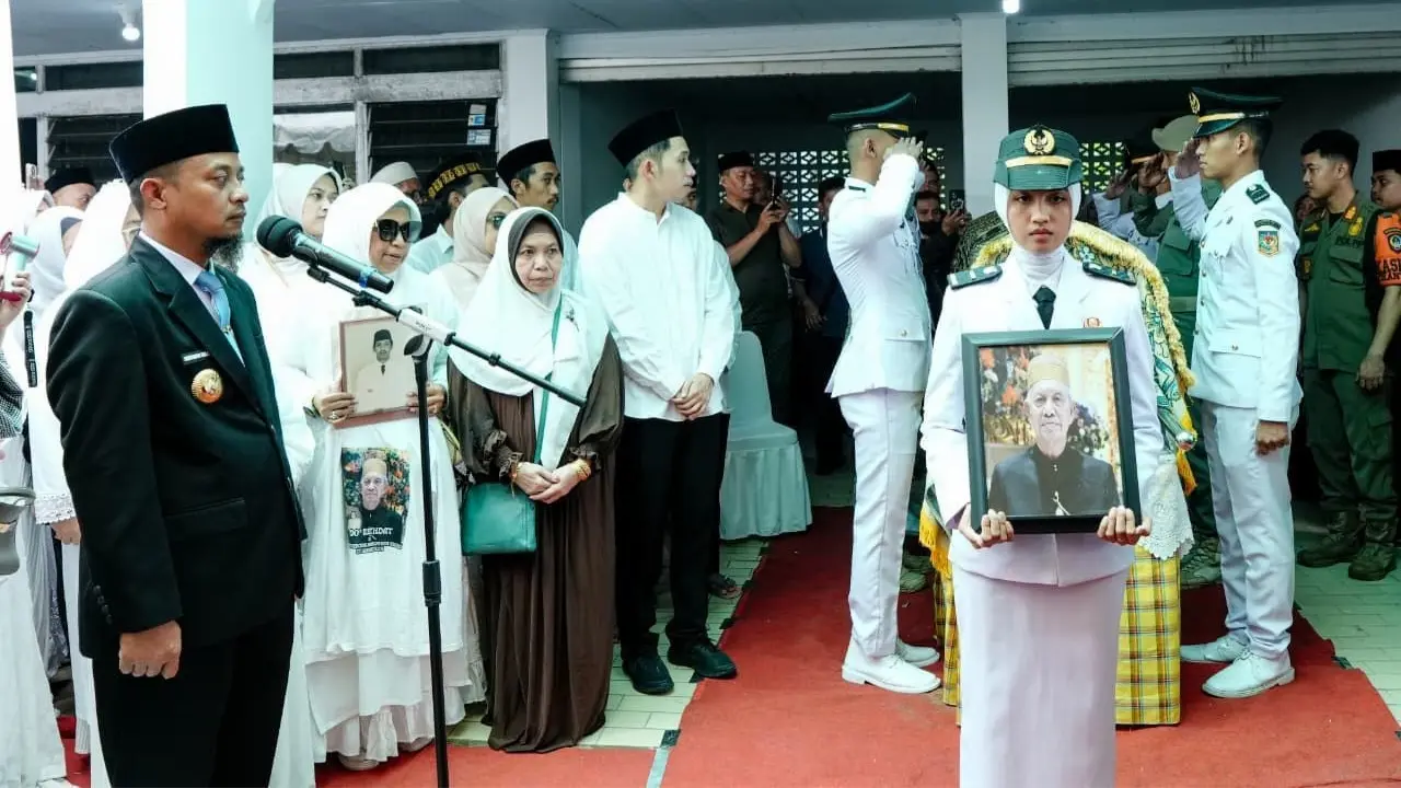 Gubernur Sulsel Lepas Jenazah Mantan Sekprov Mappatoeroeng Parawansa