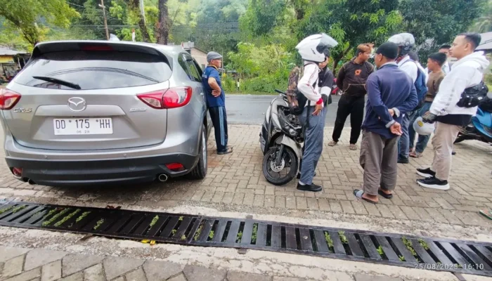 Ugal-ugalan Pulang Sekolah, Pelajar SMKN 2 Maros Hantam Mobil di Depan Alfamidi