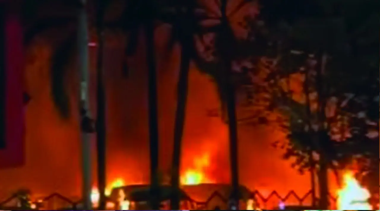 Massa Duduki DPRD Makassar, Puluhan Kendaraan Dibakar, Wali Kota Dievakuasi 2 Massa Duduki DPRD Makassar, Puluhan Kendaraan Dibakar, Wali Kota Dievakuasi