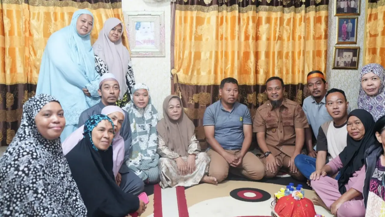 Gubernur Andi Sudirman Kunjungi Rumah Duka Staf Humas DPRD Makassar Korban Kebakaran