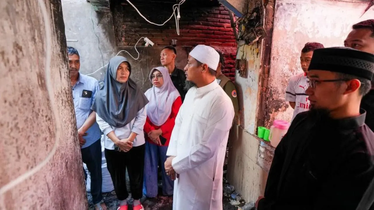 Gubernur Sulsel Tinjau Lokasi Kebakaran di Baji Dakka, Serahkan Santunan untuk Korban