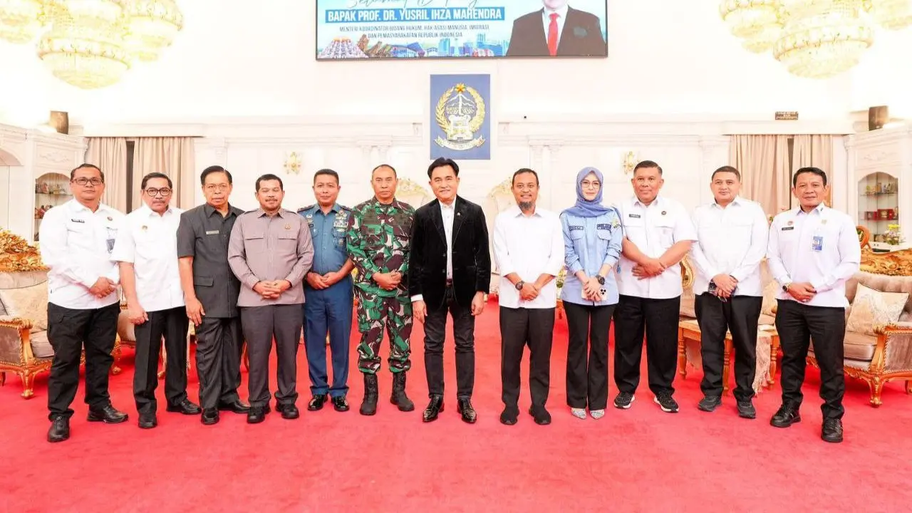Gubernur Andi Sudirman Terima Menko Yusril, Tinjau Kasus Perusakan DPRD Makassar