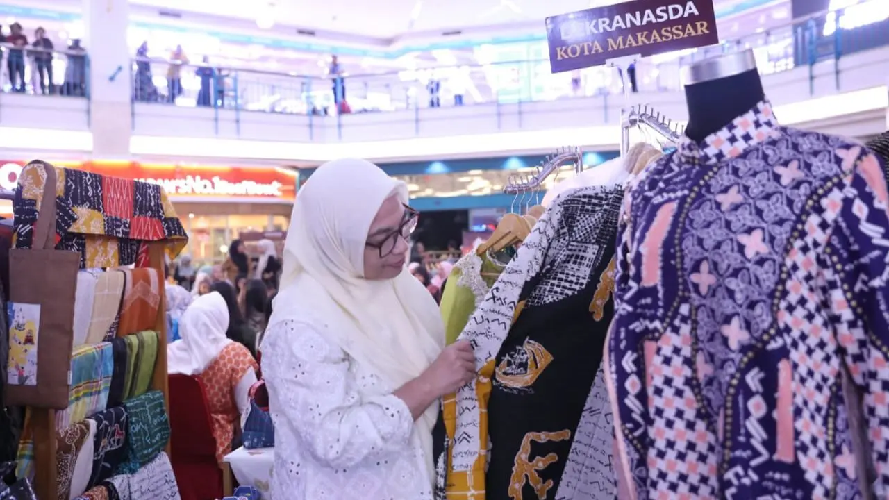 Dekranasda Makassar Tampilkan Tenun Lontara dan Bombang di Wastra Arajang 2025
