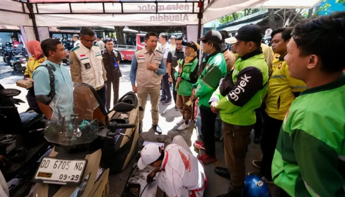 100 Ojol di Makassar Nikmati Servis Motor Gratis dari YBM PLN