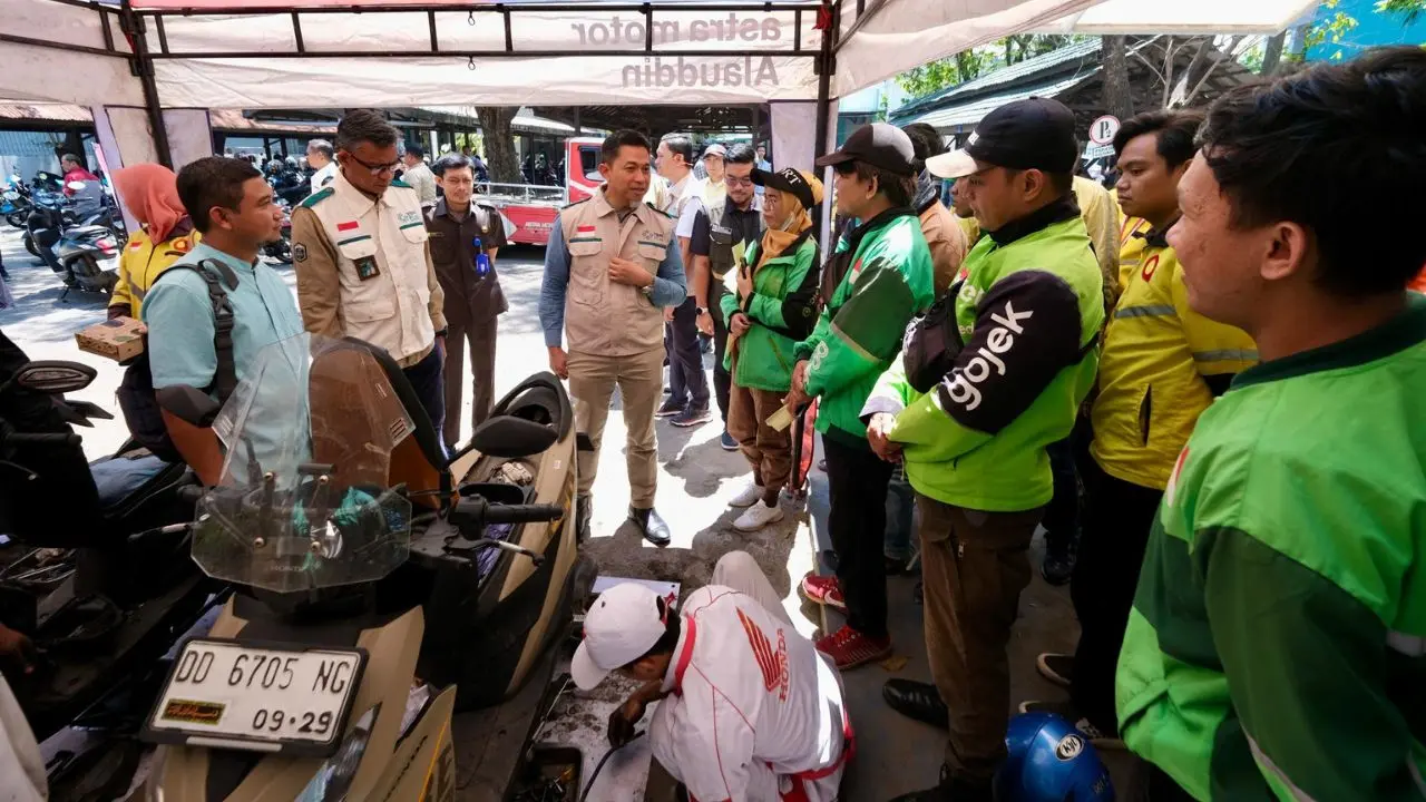 100 Ojol di Makassar Nikmati Servis Motor Gratis dari YBM PLN